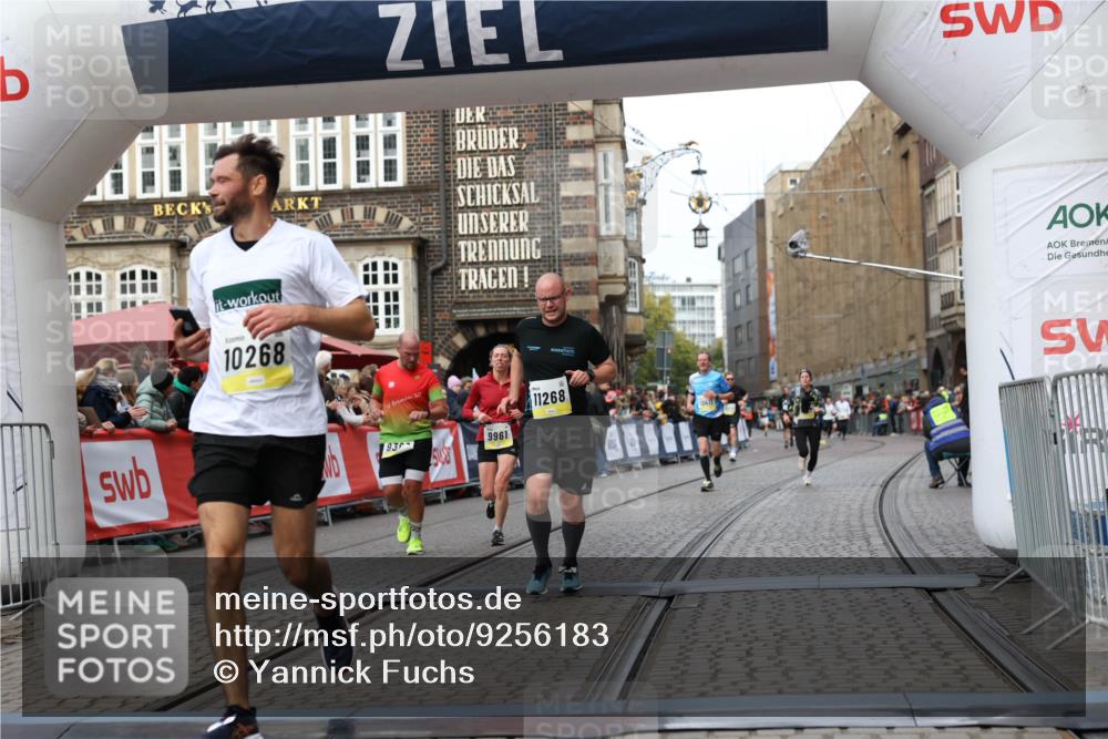 05.10.2025 - 20. swb-Marathon Bremen Yannick Fuchs http://msf.ph/oto/9256183 05.10.2025 10:46:46 Ziel 9009, 9207, 9366, 9961, 10268, 10411, 11268, 11327 meine-sportfotos.de