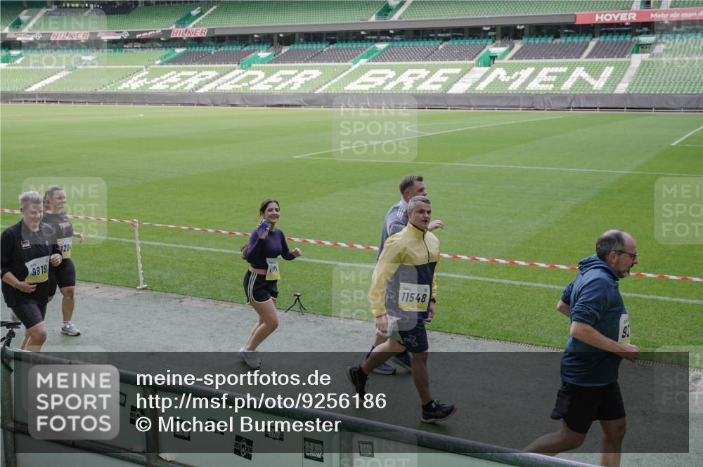 05.10.2025 - 20. swb-Marathon Bremen Michael Burmester http://msf.ph/oto/9256186 05.10.2025 10:44:01 Laufen im Stadion 8844, 9011, 9273, 9373, 9374, 9380, 9386, 9453, 9470, 9561, 9724, 9819, 9895, 9911, 9984, 10036, 10040, 10183, 10280, 10288, 10320, 10355, 10364, 10399, 10435, 10440, 10441, 10442, 10448, 10491, 10512, 10515, 10540, 10552, 10574, 10705, 10707, 10831, 10839, 11027, 11088, 11113, 11135, 11191, 11204, 11252, 11318, 11345, 11381, 11388, 11539, 11548, 11560, 9493, 9526, 9675, 9731, 9732, 9784, 9848, 9867, 10315, 10316, 10433, 10962 meine-sportfotos.de