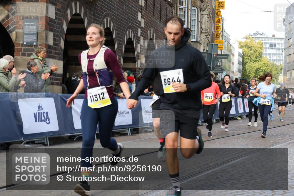 05.10.2025 - 20. swb-Marathon Bremen Strokosch-Dieckow http://msf.ph/oto/9256190 05.10.2025 11:02:57 Ziel 9229, 9644, 9661, 9662, 9846, 9893, 10167, 10656, 10777, 10876, 11312, 11376, 11504, 11667, 11668, 11735 meine-sportfotos.de