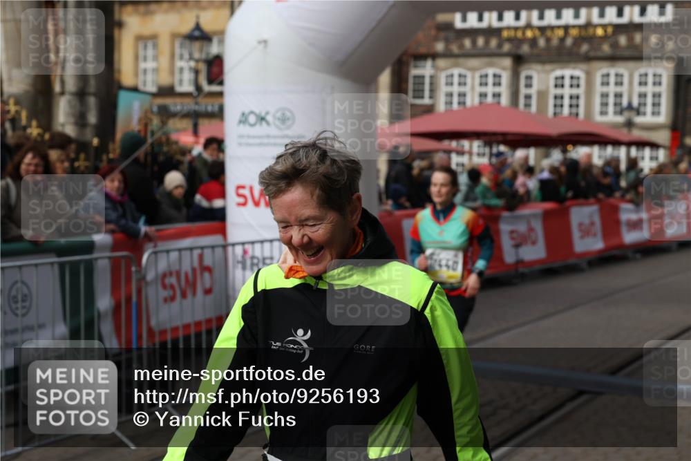 05.10.2025 - 20. swb-Marathon Bremen Yannick Fuchs http://msf.ph/oto/9256193 05.10.2025 11:15:50 Ziel 9567, 11440 meine-sportfotos.de