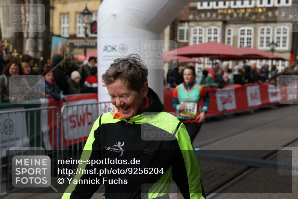 05.10.2025 - 20. swb-Marathon Bremen Yannick Fuchs http://msf.ph/oto/9256204 05.10.2025 11:15:50 Ziel 9567, 11440 meine-sportfotos.de