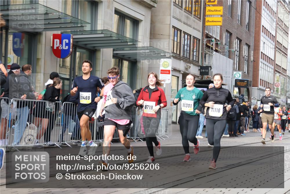 05.10.2025 - 20. swb-Marathon Bremen Strokosch-Dieckow http://msf.ph/oto/9256206 05.10.2025 10:57:40 Ziel 9221, 9330, 9568, 9576, 9582, 9634, 9719, 9872, 10127, 10219, 10377, 10395, 10398, 10459, 10577, 10620, 10651, 10703, 10793, 10834, 10890, 10975, 11023, 11058, 11116, 11301, 11457, 11469, 11564, 11575, 11601, 11608, 11663, 11744, 9221, 9330, 9568, 9576, 9582, 9634, 9719, 9872, 10127, 10219, 10377, 10395, 10398, 10459, 10577, 10620, 10651, 10703, 10793, 10834, 10890, 10975, 11023, 11058, 11601, 11608, 11663 meine-sportfotos.de