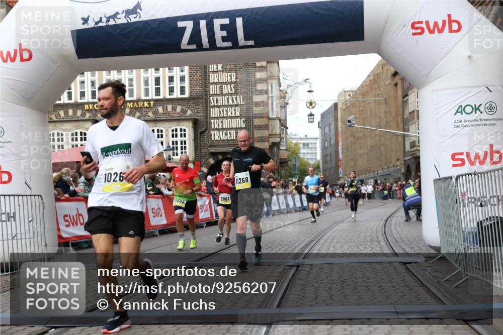 05.10.2025 - 20. swb-Marathon Bremen Yannick Fuchs http://msf.ph/oto/9256207 05.10.2025 10:46:46 Ziel 9009, 9207, 9366, 9961, 10268, 10411, 11268, 11327 meine-sportfotos.de