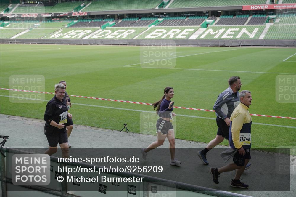 05.10.2025 - 20. swb-Marathon Bremen Michael Burmester http://msf.ph/oto/9256209 05.10.2025 10:44:01 Laufen im Stadion 8844, 9011, 9273, 9373, 9374, 9380, 9386, 9453, 9470, 9561, 9724, 9819, 9895, 9911, 9984, 10036, 10040, 10183, 10280, 10288, 10320, 10355, 10364, 10399, 10435, 10440, 10441, 10442, 10448, 10491, 10512, 10515, 10540, 10552, 10574, 10705, 10707, 10831, 10839, 11027, 11088, 11113, 11135, 11191, 11204, 11252, 11318, 11345, 11381, 11388, 11539, 11548, 11560, 9493, 9526, 9675, 9731, 9732, 9784, 9848, 9867, 10315, 10316, 10433, 10962 meine-sportfotos.de