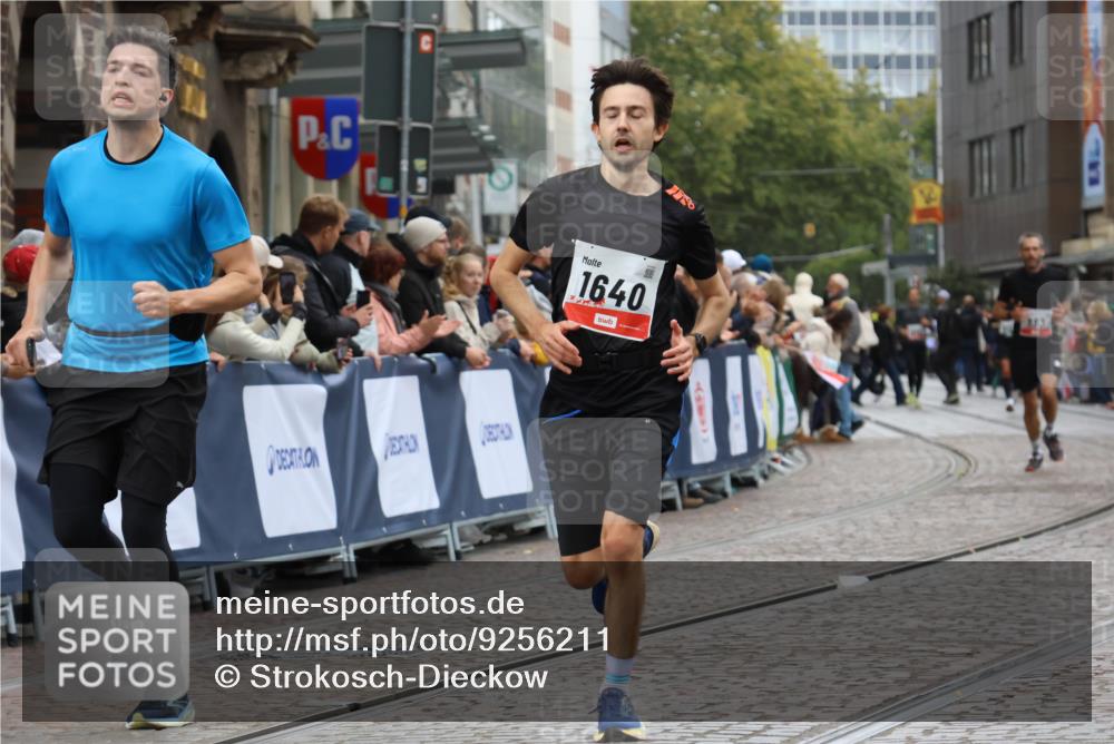 05.10.2025 - 20. swb-Marathon Bremen Strokosch-Dieckow http://msf.ph/oto/9256211 05.10.2025 12:54:01 Ziel 870, 1640 meine-sportfotos.de