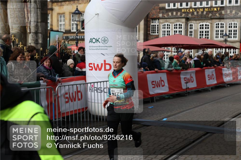 05.10.2025 - 20. swb-Marathon Bremen Yannick Fuchs http://msf.ph/oto/9256216 05.10.2025 11:15:50 Ziel 9567, 11440 meine-sportfotos.de