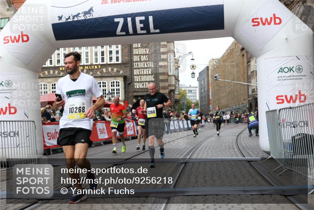 05.10.2025 - 20. swb-Marathon Bremen Yannick Fuchs http://msf.ph/oto/9256218 05.10.2025 10:46:46 Ziel 9009, 9207, 9366, 9961, 10268, 10411, 11268, 11327 meine-sportfotos.de