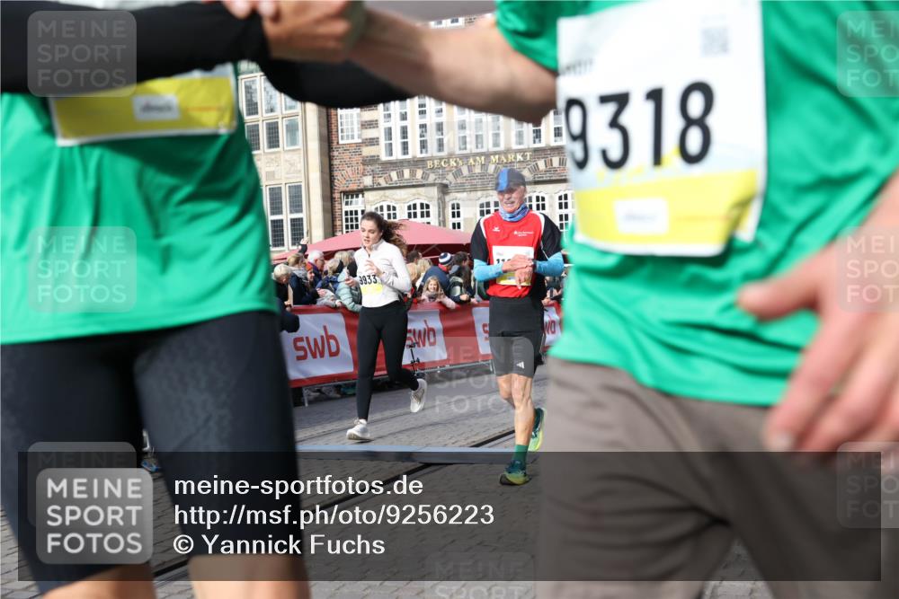 05.10.2025 - 20. swb-Marathon Bremen Yannick Fuchs http://msf.ph/oto/9256223 05.10.2025 10:55:25 Ziel 9176, 9201, 9318, 9350, 9514, 9654, 9881, 9933, 10003, 10116, 10326, 10970, 11042, 11115, 11140, 11702 meine-sportfotos.de