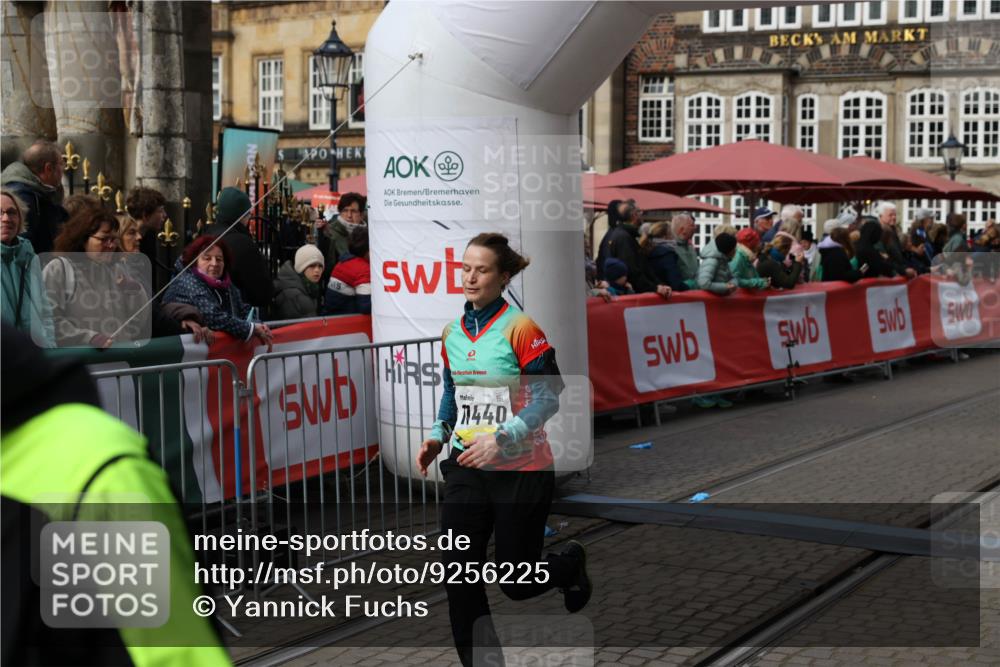 05.10.2025 - 20. swb-Marathon Bremen Yannick Fuchs http://msf.ph/oto/9256225 05.10.2025 11:15:50 Ziel 9567, 11440 meine-sportfotos.de