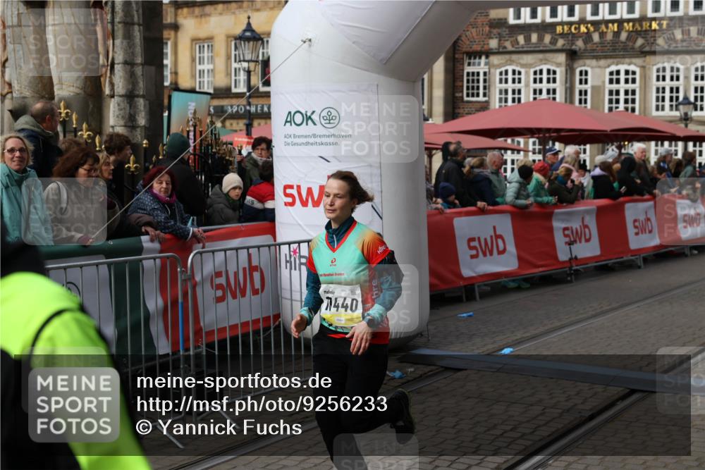 05.10.2025 - 20. swb-Marathon Bremen Yannick Fuchs http://msf.ph/oto/9256233 05.10.2025 11:15:50 Ziel 9567, 11440 meine-sportfotos.de