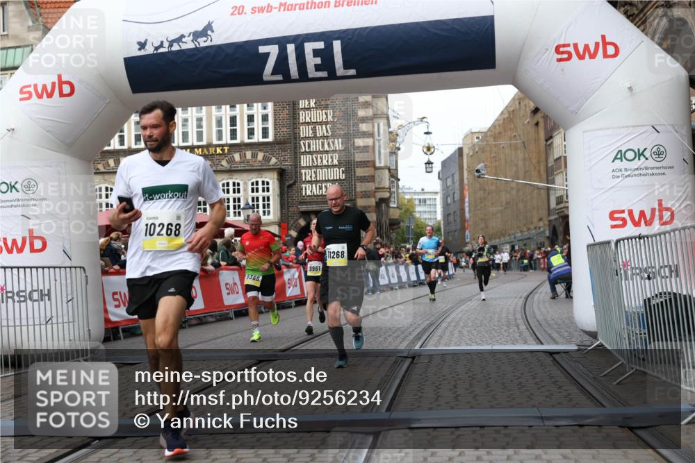 05.10.2025 - 20. swb-Marathon Bremen Yannick Fuchs http://msf.ph/oto/9256234 05.10.2025 10:46:46 Ziel 9009, 9207, 9366, 9961, 10268, 10411, 11268, 11327 meine-sportfotos.de