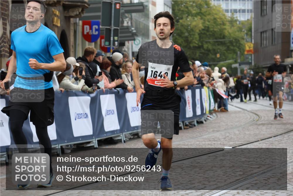 05.10.2025 - 20. swb-Marathon Bremen Strokosch-Dieckow http://msf.ph/oto/9256243 05.10.2025 12:54:01 Ziel 870, 1640 meine-sportfotos.de