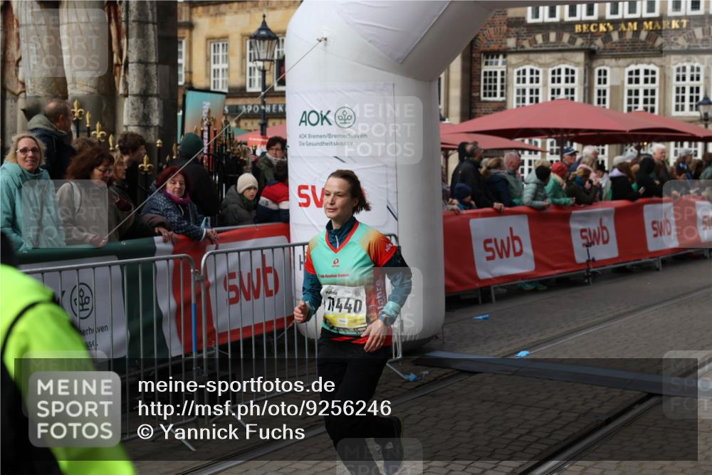 05.10.2025 - 20. swb-Marathon Bremen Yannick Fuchs http://msf.ph/oto/9256246 05.10.2025 11:15:50 Ziel 9567, 11440 meine-sportfotos.de