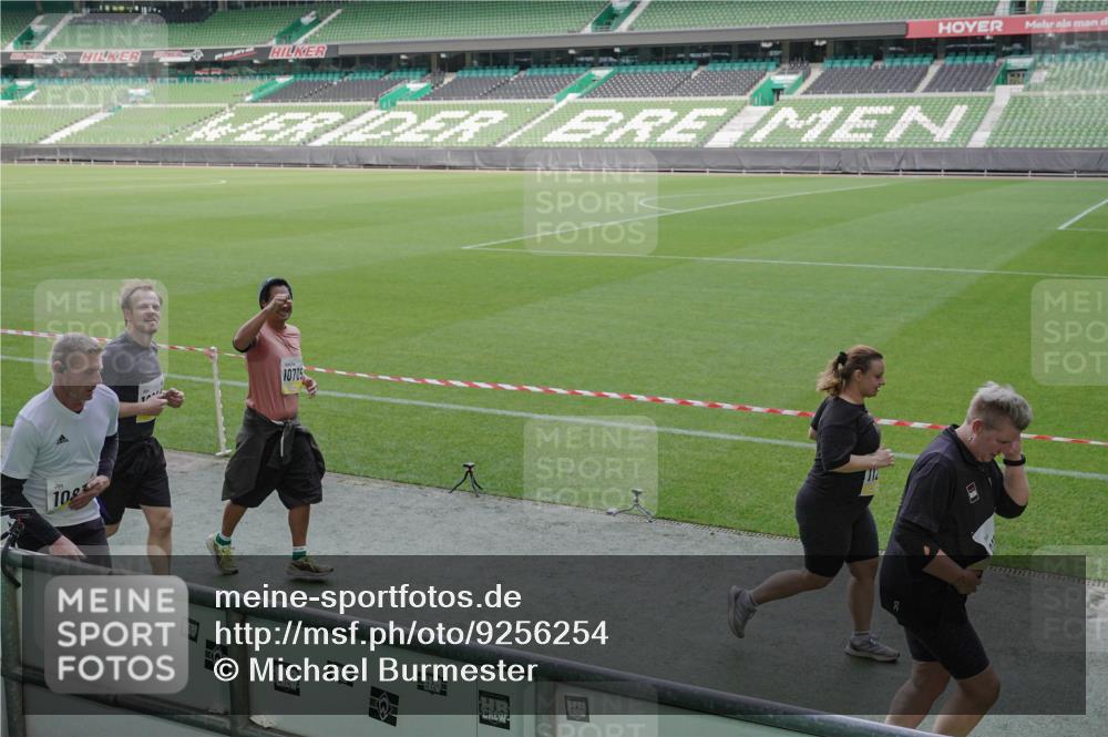 05.10.2025 - 20. swb-Marathon Bremen Michael Burmester http://msf.ph/oto/9256254 05.10.2025 10:44:03 Laufen im Stadion 8844, 9011, 9273, 9373, 9374, 9380, 9386, 9453, 9470, 9561, 9724, 9819, 9895, 9911, 9984, 10036, 10040, 10183, 10280, 10288, 10320, 10355, 10364, 10399, 10435, 10440, 10441, 10442, 10448, 10491, 10512, 10515, 10540, 10552, 10574, 10705, 10707, 10831, 10839, 11027, 11088, 11135, 11191, 11204, 11252, 11318, 11345, 11381, 11388, 11539, 11548, 11560, 9493, 9526, 9675, 9731, 9732, 9784, 9848, 9867, 10315, 10316, 10433, 10962 meine-sportfotos.de