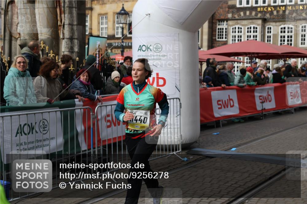 05.10.2025 - 20. swb-Marathon Bremen Yannick Fuchs http://msf.ph/oto/9256278 05.10.2025 11:15:51 Ziel 9567, 11440 meine-sportfotos.de