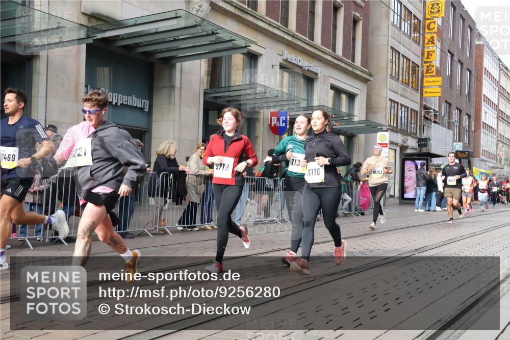 05.10.2025 - 20. swb-Marathon Bremen Strokosch-Dieckow http://msf.ph/oto/9256280 05.10.2025 10:57:42 Ziel 9221, 9330, 9568, 9576, 9582, 9634, 9719, 9872, 9952, 10127, 10219, 10377, 10395, 10398, 10459, 10577, 10620, 10651, 10703, 10793, 10834, 10890, 10975, 11023, 11058, 11116, 11301, 11469, 11562, 11564, 11575, 11601, 11608, 11663, 9221, 9330, 9568, 9576, 9582, 9634, 9719, 9872, 9952, 10127, 10219, 10377, 10395, 10398, 10459, 10577, 10620, 10651, 10703, 10793, 10834, 10890, 10975, 11023, 11058, 11562, 11601, 11608, 11663 meine-sportfotos.de