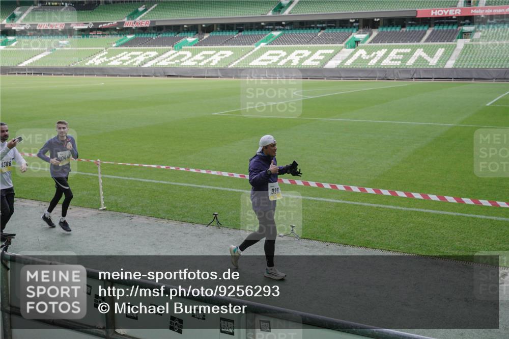 05.10.2025 - 20. swb-Marathon Bremen Michael Burmester http://msf.ph/oto/9256293 05.10.2025 10:44:05 Laufen im Stadion 8844, 9011, 9273, 9373, 9374, 9380, 9386, 9453, 9470, 9561, 9572, 9724, 9819, 9895, 9911, 9984, 10036, 10040, 10280, 10288, 10320, 10355, 10364, 10435, 10440, 10441, 10442, 10448, 10491, 10512, 10515, 10540, 10552, 10574, 10665, 10705, 10707, 10831, 10839, 11027, 11088, 11135, 11191, 11204, 11252, 11318, 11345, 11381, 11388, 11539, 11548, 11560, 9493, 9526, 9675, 9731, 9732, 9784, 9848, 9867, 10183, 10315, 10316, 10399, 10433, 10962 meine-sportfotos.de
