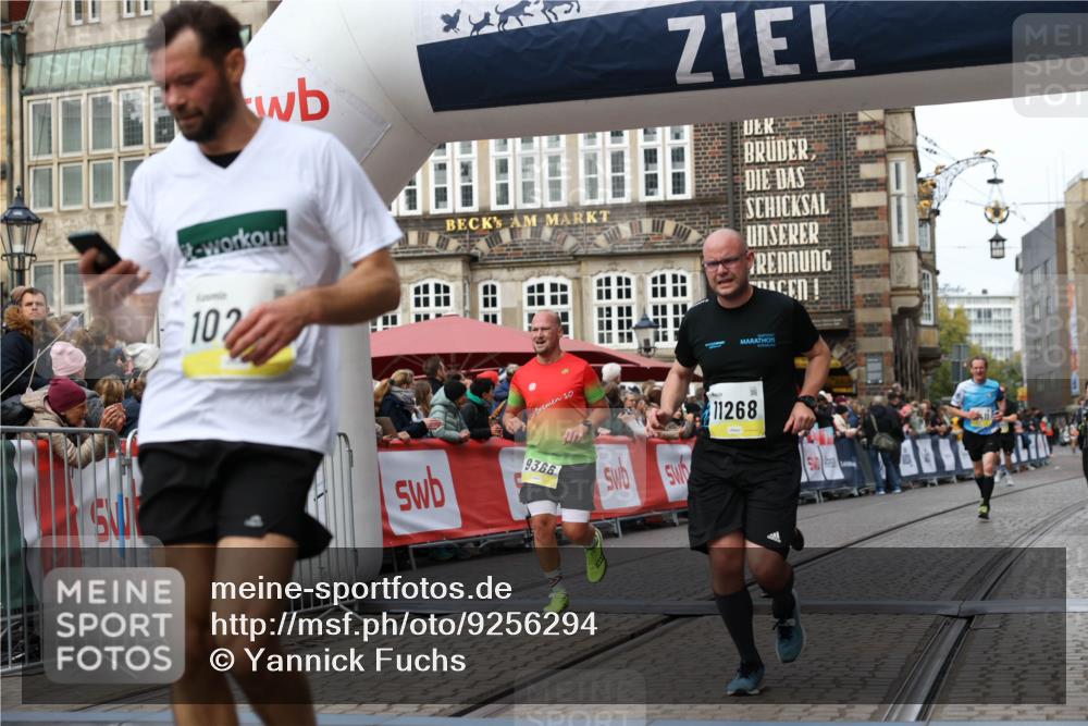 05.10.2025 - 20. swb-Marathon Bremen Yannick Fuchs http://msf.ph/oto/9256294 05.10.2025 10:46:47 Ziel 9009, 9207, 9366, 9961, 10268, 10411, 11268, 11327 meine-sportfotos.de