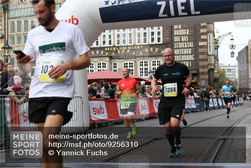 05.10.2025 - 20. swb-Marathon Bremen Yannick Fuchs http://msf.ph/oto/9256310 05.10.2025 10:46:47 Ziel 9009, 9207, 9366, 9961, 10268, 10411, 11268, 11327 meine-sportfotos.de