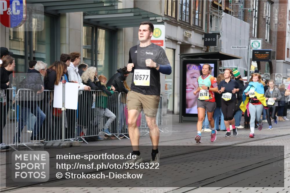 05.10.2025 - 20. swb-Marathon Bremen Strokosch-Dieckow http://msf.ph/oto/9256322 05.10.2025 10:57:43 Ziel 9221, 9330, 9568, 9576, 9582, 9634, 9719, 9872, 9952, 10127, 10219, 10377, 10395, 10398, 10459, 10577, 10620, 10651, 10703, 10793, 10834, 10975, 11023, 11058, 11116, 11301, 11469, 11562, 11564, 11601, 11608, 11663, 9221, 9330, 9568, 9576, 9582, 9634, 9719, 9872, 9952, 10127, 10219, 10377, 10395, 10398, 10459, 10577, 10620, 10651, 10703, 10793, 10834, 10975, 11023, 11058, 11562, 11601, 11608, 11663 meine-sportfotos.de