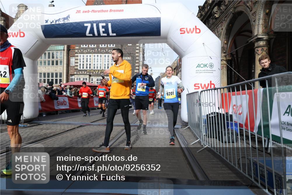 05.10.2025 - 20. swb-Marathon Bremen Yannick Fuchs http://msf.ph/oto/9256352 05.10.2025 10:55:27 Ziel 9201, 9318, 9350, 9514, 9654, 9881, 9933, 10116, 10260, 10970, 11042, 11115, 11140, 11431, 11702 meine-sportfotos.de