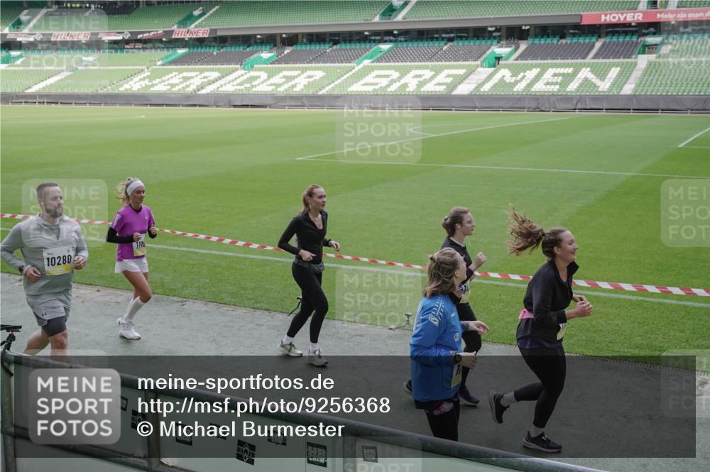 05.10.2025 - 20. swb-Marathon Bremen Michael Burmester http://msf.ph/oto/9256368 05.10.2025 10:44:09 Laufen im Stadion 7007, 8844, 9011, 9273, 9303, 9373, 9374, 9380, 9386, 9453, 9470, 9479, 9561, 9572, 9667, 9724, 9819, 9895, 9911, 9984, 10036, 10040, 10280, 10288, 10320, 10355, 10364, 10440, 10441, 10442, 10448, 10491, 10512, 10540, 10552, 10574, 10665, 10705, 10707, 10831, 10839, 10984, 11027, 11072, 11088, 11135, 11191, 11204, 11252, 11318, 11345, 11381, 11388, 11448, 11539, 11548, 11560, 11568, 11635, 9561, 9848, 9867, 10183, 10315, 10399, 10433, 10435 meine-sportfotos.de