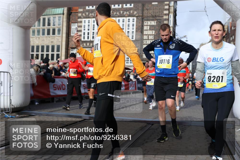 05.10.2025 - 20. swb-Marathon Bremen Yannick Fuchs http://msf.ph/oto/9256381 05.10.2025 10:55:27 Ziel 9201, 9318, 9350, 9514, 9654, 9881, 9933, 10116, 10260, 10970, 11042, 11115, 11140, 11431, 11702 meine-sportfotos.de