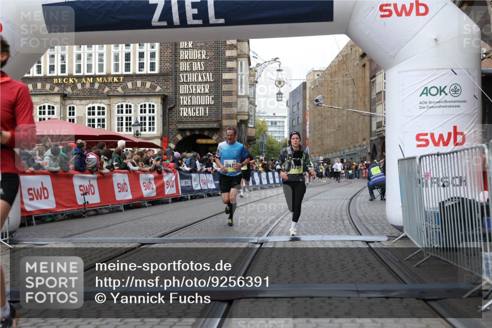 05.10.2025 - 20. swb-Marathon Bremen Yannick Fuchs http://msf.ph/oto/9256391 05.10.2025 10:46:49 Ziel 9366, 9961, 10268, 10411, 11268, 11327 meine-sportfotos.de