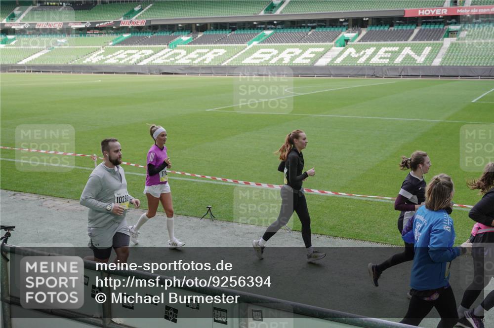 05.10.2025 - 20. swb-Marathon Bremen Michael Burmester http://msf.ph/oto/9256394 05.10.2025 10:44:10 Laufen im Stadion 7007, 8844, 9011, 9273, 9303, 9373, 9374, 9380, 9386, 9453, 9470, 9479, 9572, 9667, 9724, 9819, 9895, 9911, 9984, 10036, 10040, 10280, 10288, 10320, 10355, 10364, 10440, 10441, 10442, 10448, 10491, 10512, 10540, 10552, 10574, 10665, 10705, 10707, 10831, 10839, 10984, 11027, 11072, 11088, 11135, 11191, 11204, 11252, 11318, 11345, 11381, 11385, 11388, 11448, 11539, 11548, 11560, 11568, 11635, 9561, 9848, 9867, 10183, 10315, 10399, 10433, 10435 meine-sportfotos.de