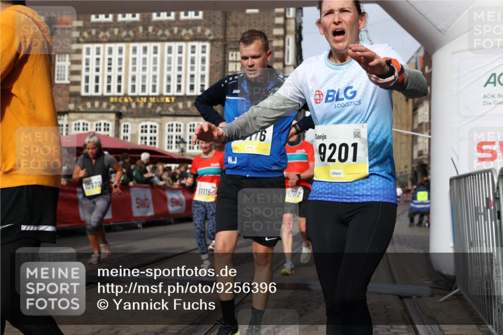 05.10.2025 - 20. swb-Marathon Bremen Yannick Fuchs http://msf.ph/oto/9256396 05.10.2025 10:55:28 Ziel 9201, 9350, 9514, 9654, 9881, 9933, 10116, 10260, 10970, 11042, 11115, 11140, 11380, 11431, 11702 meine-sportfotos.de