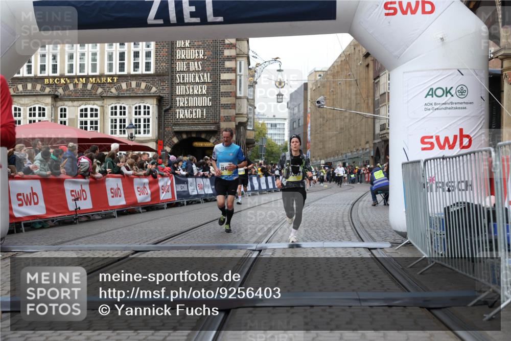 05.10.2025 - 20. swb-Marathon Bremen Yannick Fuchs http://msf.ph/oto/9256403 05.10.2025 10:46:49 Ziel 9366, 9961, 10268, 10411, 11268, 11327 meine-sportfotos.de
