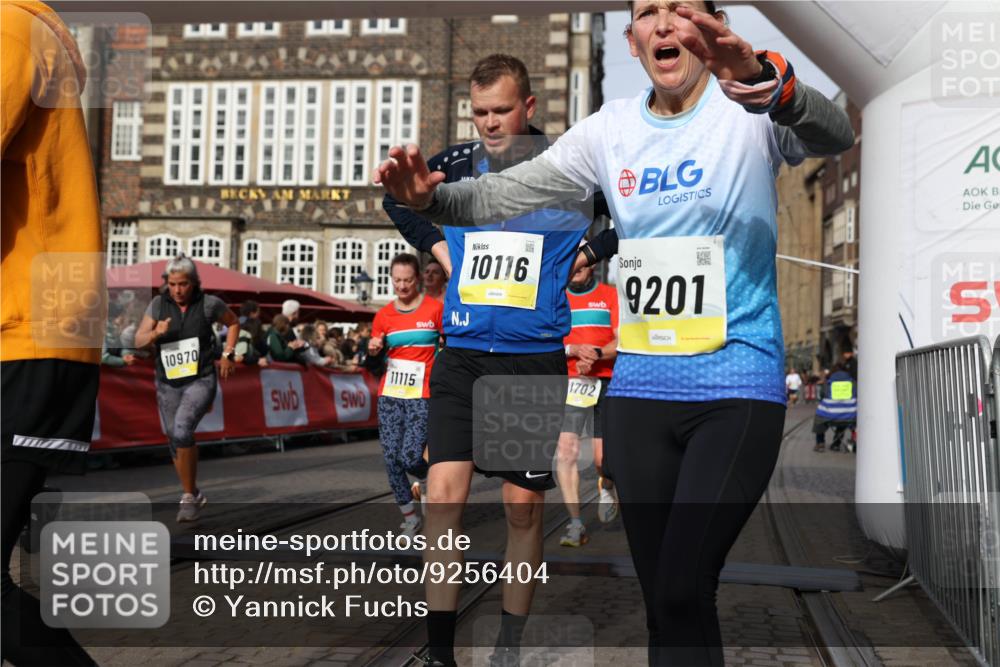05.10.2025 - 20. swb-Marathon Bremen Yannick Fuchs http://msf.ph/oto/9256404 05.10.2025 10:55:28 Ziel 9201, 9350, 9514, 9654, 9881, 9933, 10116, 10260, 10970, 11042, 11115, 11140, 11380, 11431, 11702 meine-sportfotos.de