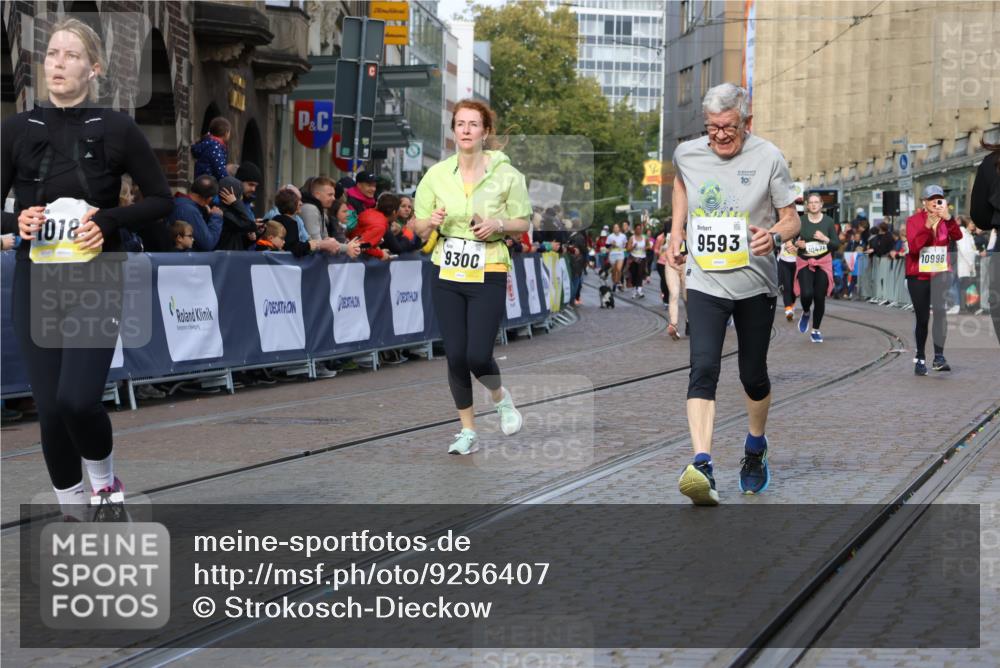 05.10.2025 - 20. swb-Marathon Bremen Strokosch-Dieckow http://msf.ph/oto/9256407 05.10.2025 11:03:06 Ziel 9229, 9300, 9593, 9661, 9662, 10185, 10471, 10926, 10996, 11376, 11682 meine-sportfotos.de