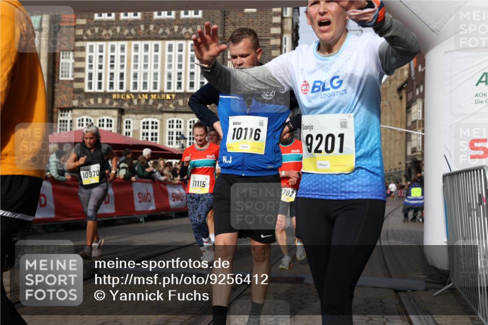 05.10.2025 - 20. swb-Marathon Bremen Yannick Fuchs http://msf.ph/oto/9256412 05.10.2025 10:55:28 Ziel 9201, 9350, 9514, 9654, 9881, 9933, 10116, 10260, 10970, 11042, 11115, 11140, 11380, 11431, 11702 meine-sportfotos.de