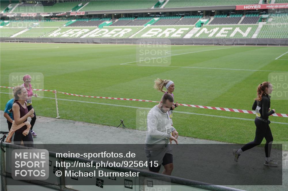 05.10.2025 - 20. swb-Marathon Bremen Michael Burmester http://msf.ph/oto/9256415 05.10.2025 10:44:11 Laufen im Stadion 7007, 8844, 9011, 9273, 9303, 9373, 9374, 9380, 9386, 9453, 9470, 9479, 9572, 9667, 9724, 9819, 9895, 9911, 9984, 10036, 10040, 10273, 10280, 10288, 10320, 10355, 10364, 10440, 10441, 10442, 10448, 10491, 10512, 10540, 10552, 10574, 10665, 10705, 10707, 10831, 10839, 10984, 11027, 11072, 11088, 11135, 11191, 11204, 11252, 11318, 11345, 11381, 11385, 11388, 11448, 11539, 11548, 11560, 11568, 11635, 9561, 9848, 9867, 10183, 10315, 10399, 10435 meine-sportfotos.de