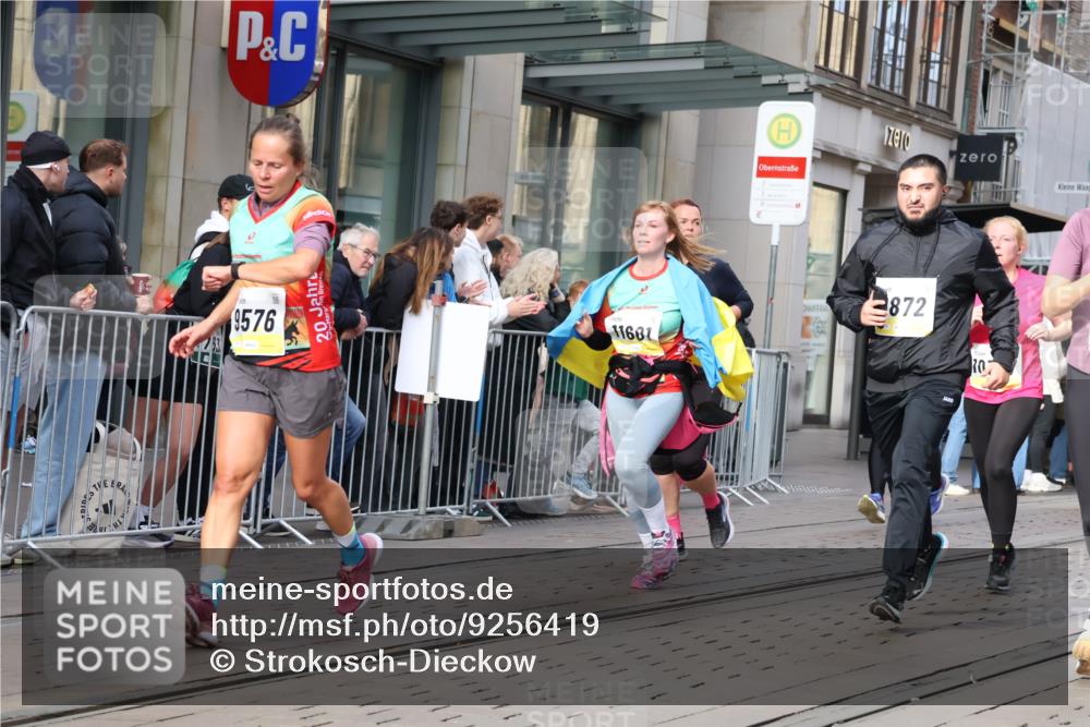 05.10.2025 - 20. swb-Marathon Bremen Strokosch-Dieckow http://msf.ph/oto/9256419 05.10.2025 10:57:46 Ziel 7077, 9221, 9330, 9568, 9576, 9582, 9634, 9719, 9872, 9952, 10127, 10368, 10377, 10395, 10398, 10459, 10577, 10620, 10651, 10703, 10786, 10793, 11049, 11058, 11116, 11301, 11469, 11562, 11601, 11608, 11663, 7077, 9221, 9330, 9568, 9576, 9582, 9634, 9719, 9872, 9952, 10127, 10368, 10377, 10395, 10398, 10459, 10577, 10620, 10651, 10703, 10786, 10793, 11058, 11562, 11601, 11608, 11663 meine-sportfotos.de