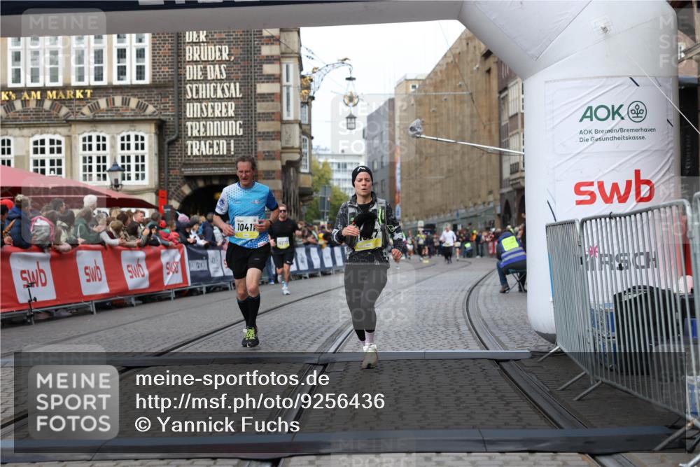 05.10.2025 - 20. swb-Marathon Bremen Yannick Fuchs http://msf.ph/oto/9256436 05.10.2025 10:46:49 Ziel 9366, 9961, 10268, 10411, 11268, 11327 meine-sportfotos.de
