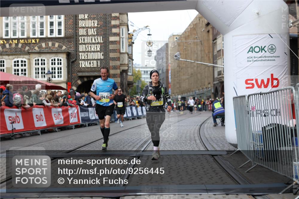 05.10.2025 - 20. swb-Marathon Bremen Yannick Fuchs http://msf.ph/oto/9256445 05.10.2025 10:46:49 Ziel 9366, 9961, 10268, 10411, 11268, 11327 meine-sportfotos.de