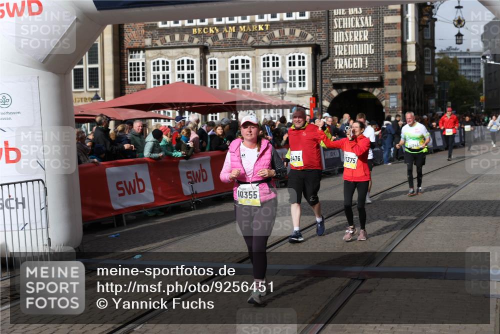 05.10.2025 - 20. swb-Marathon Bremen Yannick Fuchs http://msf.ph/oto/9256451 05.10.2025 11:16:06 Ziel 8476, 10355, 10831, 10846, 11375 meine-sportfotos.de