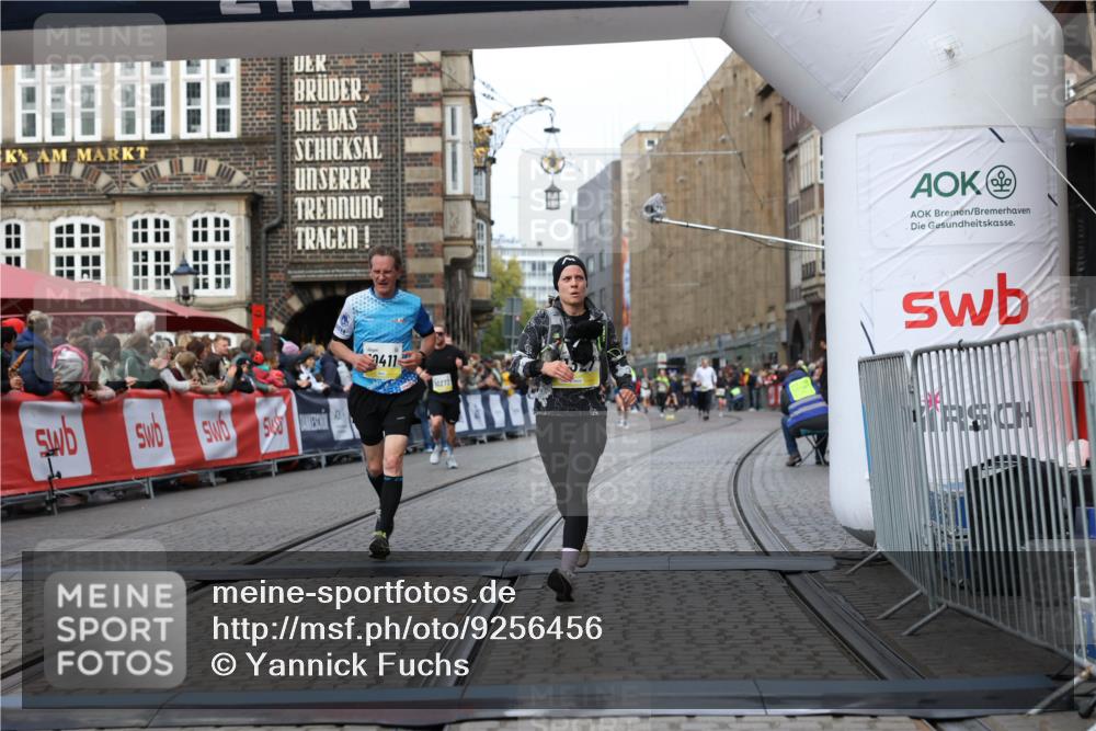 05.10.2025 - 20. swb-Marathon Bremen Yannick Fuchs http://msf.ph/oto/9256456 05.10.2025 10:46:49 Ziel 9366, 9961, 10268, 10411, 11268, 11327 meine-sportfotos.de