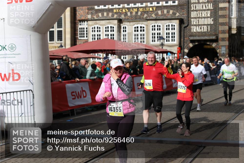 05.10.2025 - 20. swb-Marathon Bremen Yannick Fuchs http://msf.ph/oto/9256460 05.10.2025 11:16:06 Ziel 8476, 10355, 10831, 10846, 11375 meine-sportfotos.de