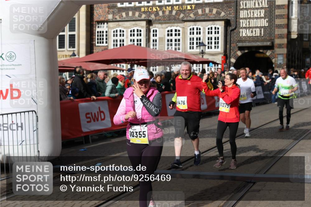 05.10.2025 - 20. swb-Marathon Bremen Yannick Fuchs http://msf.ph/oto/9256469 05.10.2025 11:16:06 Ziel 8476, 10355, 10831, 10846, 11375 meine-sportfotos.de