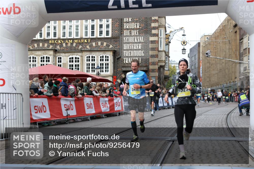 05.10.2025 - 20. swb-Marathon Bremen Yannick Fuchs http://msf.ph/oto/9256479 05.10.2025 10:46:50 Ziel 9366, 9961, 10268, 10277, 10411, 11268, 11327 meine-sportfotos.de