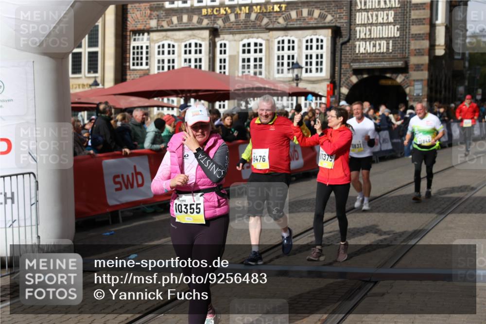 05.10.2025 - 20. swb-Marathon Bremen Yannick Fuchs http://msf.ph/oto/9256483 05.10.2025 11:16:06 Ziel 8476, 10355, 10831, 10846, 11375 meine-sportfotos.de