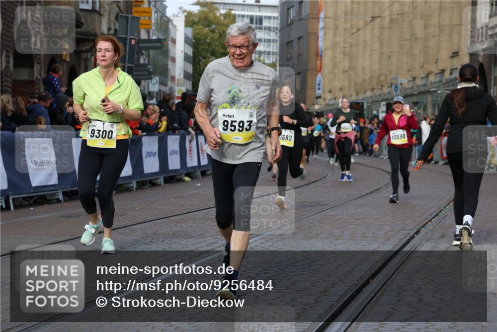 05.10.2025 - 20. swb-Marathon Bremen Strokosch-Dieckow http://msf.ph/oto/9256484 05.10.2025 11:03:07 Ziel 9229, 9300, 9593, 9661, 9662, 10185, 10471, 10926, 10996, 11376, 11390, 11682 meine-sportfotos.de