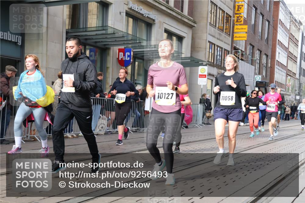 05.10.2025 - 20. swb-Marathon Bremen Strokosch-Dieckow http://msf.ph/oto/9256493 05.10.2025 10:57:48 Ziel 7077, 9174, 9330, 9462, 9568, 9576, 9582, 9634, 9719, 9872, 9952, 10127, 10368, 10377, 10395, 10398, 10459, 10577, 10620, 10703, 10786, 10793, 11049, 11058, 11116, 11301, 11562, 11601, 11608, 11663, 11724, 7077, 9174, 9330, 9462, 9568, 9576, 9582, 9634, 9719, 9872, 9952, 10127, 10368, 10377, 10395, 10398, 10459, 10577, 10620, 10703, 10786, 10793, 11058, 11562, 11601, 11608, 11663 meine-sportfotos.de