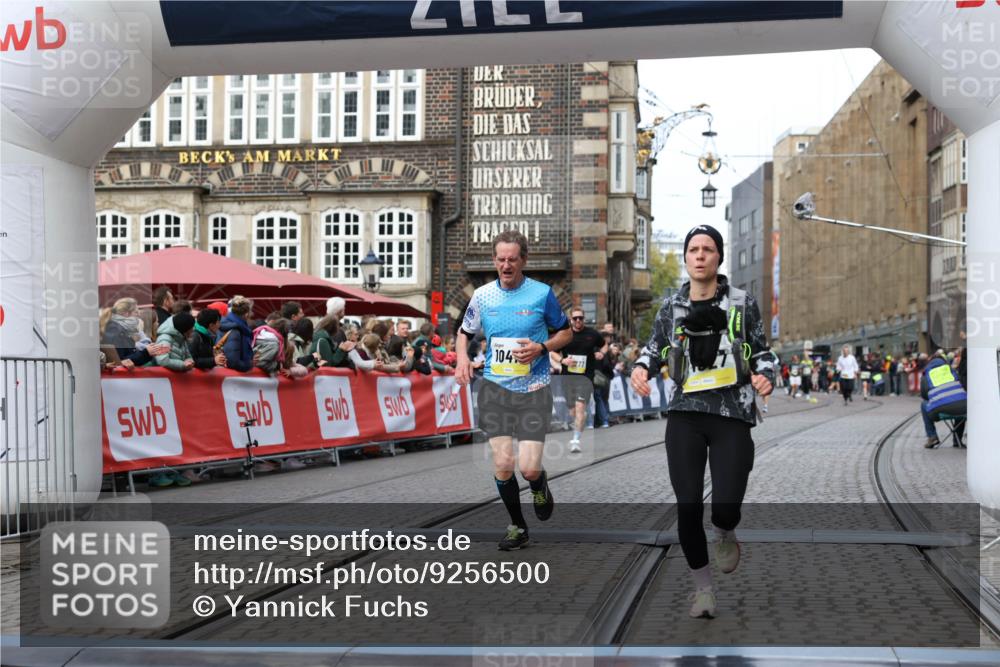 05.10.2025 - 20. swb-Marathon Bremen Yannick Fuchs http://msf.ph/oto/9256500 05.10.2025 10:46:50 Ziel 9366, 9961, 10268, 10277, 10411, 11268, 11327 meine-sportfotos.de
