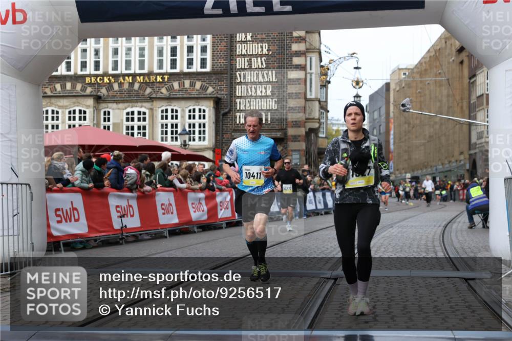 05.10.2025 - 20. swb-Marathon Bremen Yannick Fuchs http://msf.ph/oto/9256517 05.10.2025 10:46:50 Ziel 9366, 9961, 10268, 10277, 10411, 11268, 11327 meine-sportfotos.de