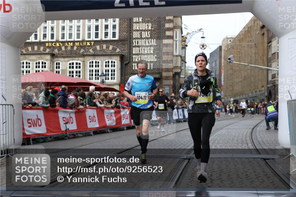 05.10.2025 - 20. swb-Marathon Bremen Yannick Fuchs http://msf.ph/oto/9256523 05.10.2025 10:46:50 Ziel 9366, 9961, 10268, 10277, 10411, 11268, 11327 meine-sportfotos.de