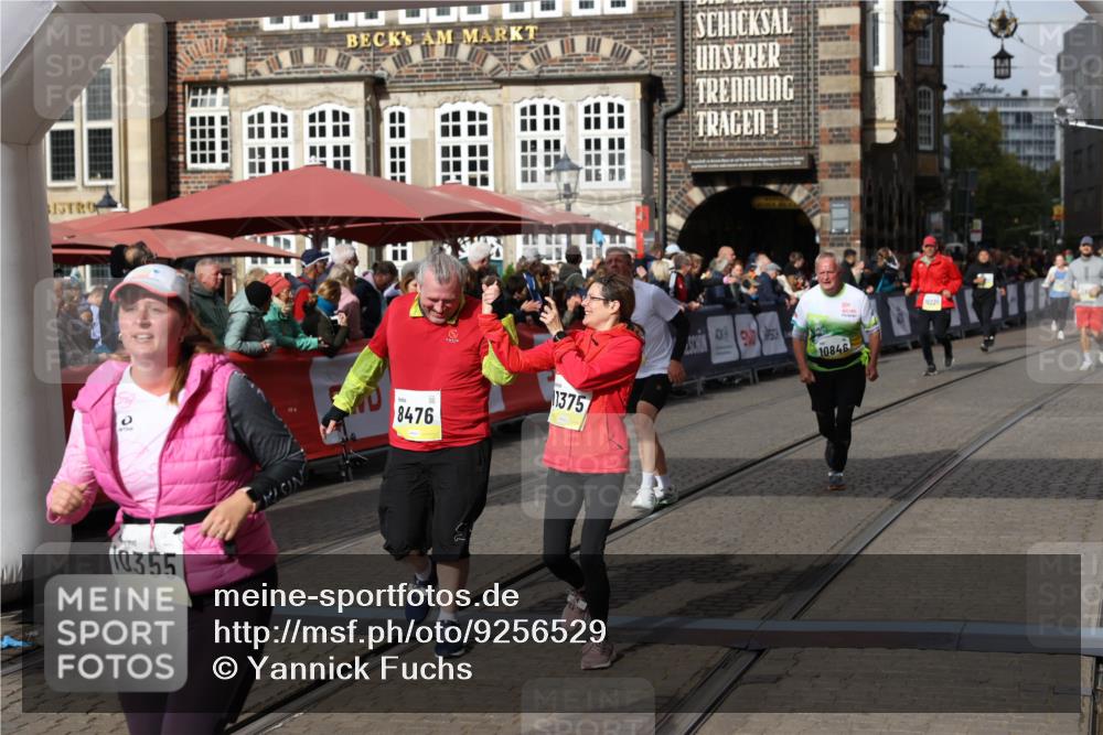 05.10.2025 - 20. swb-Marathon Bremen Yannick Fuchs http://msf.ph/oto/9256529 05.10.2025 11:16:07 Ziel 8476, 10355, 10831, 10846, 11375 meine-sportfotos.de